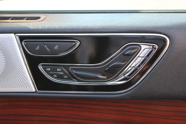 Vehicle image 40 of 42