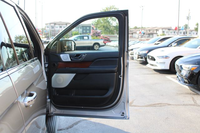 Vehicle image 19 of 42