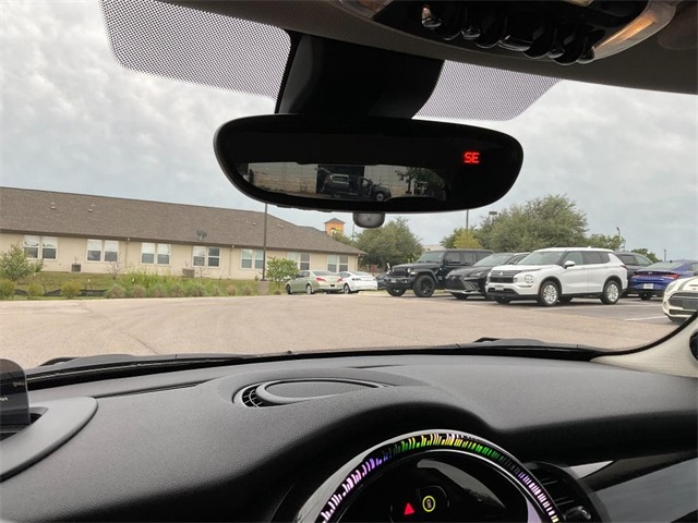 Vehicle image 17 of 21