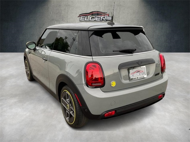 Vehicle image 7 of 21