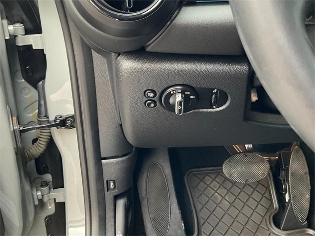 Vehicle image 12 of 21