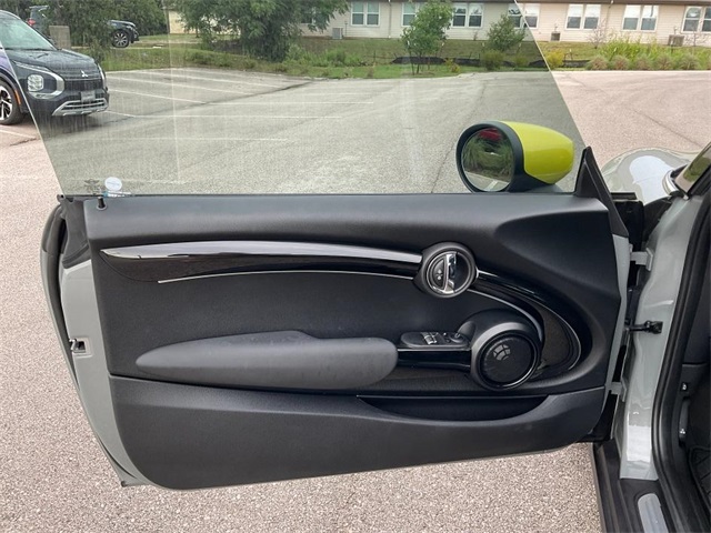 Vehicle image 11 of 21