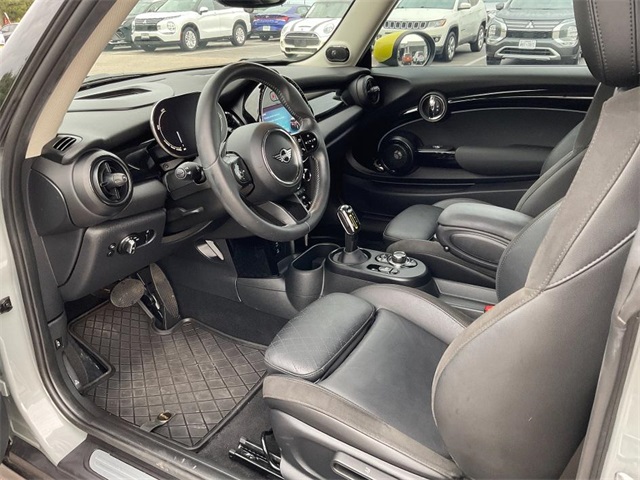 Vehicle image 13 of 21