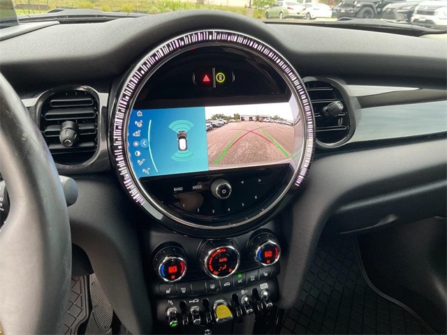 Vehicle image 16 of 21