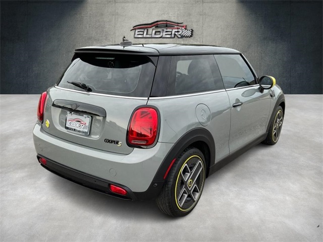 Vehicle image 5 of 21