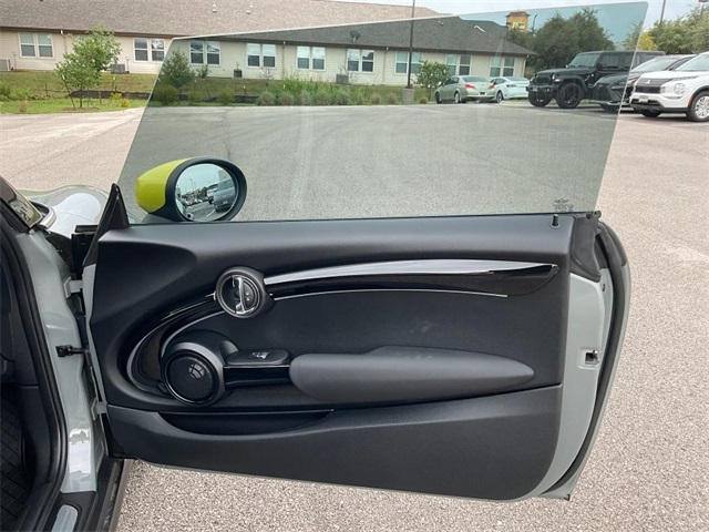 Vehicle image 19 of 21
