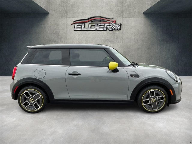Vehicle image 4 of 21