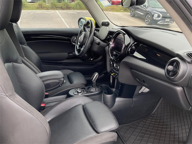 Vehicle image 18 of 21