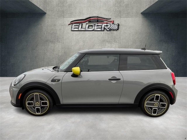 Vehicle image 8 of 21