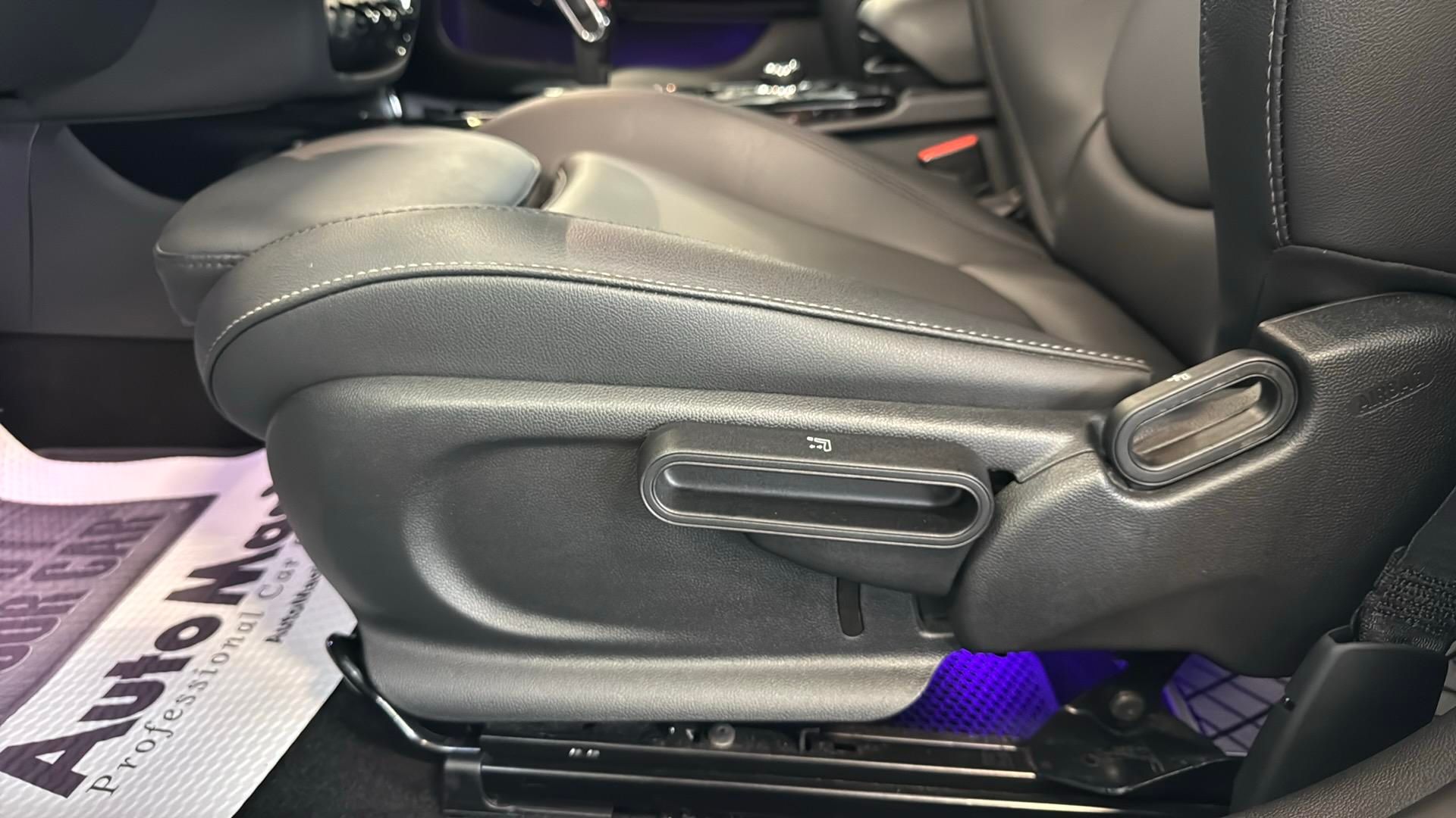 Vehicle image 25 of 29