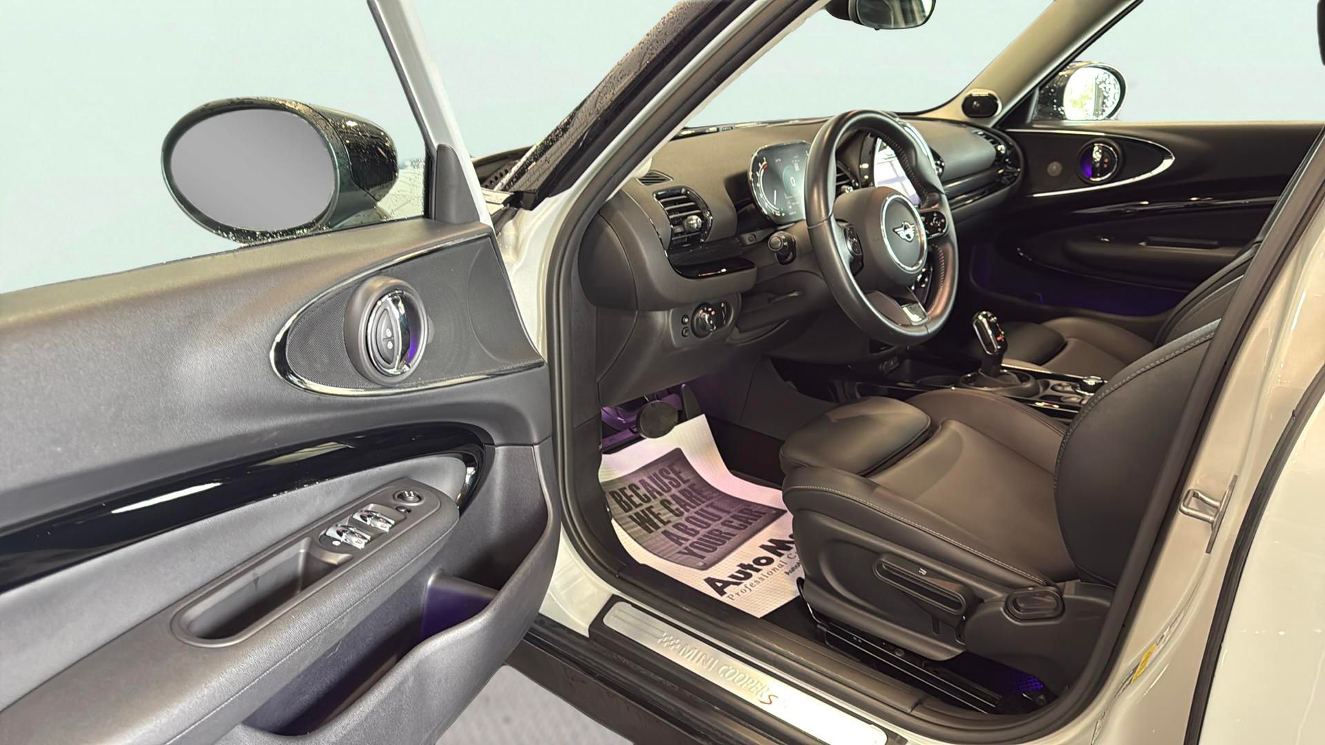 Vehicle image 17 of 29
