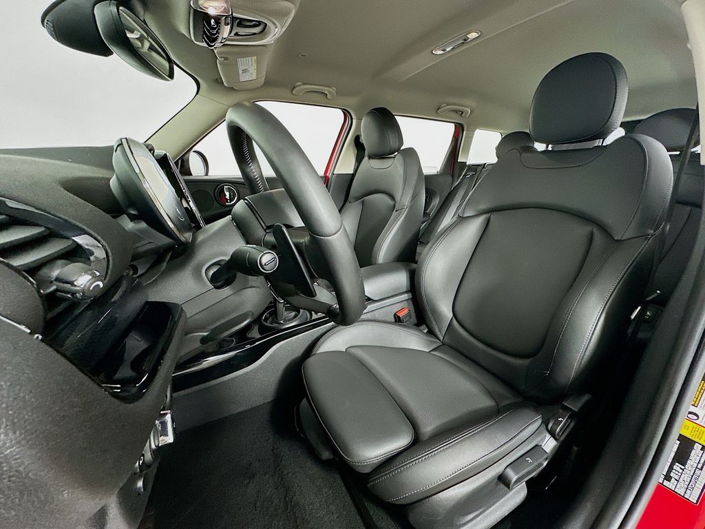 Vehicle image 21 of 32