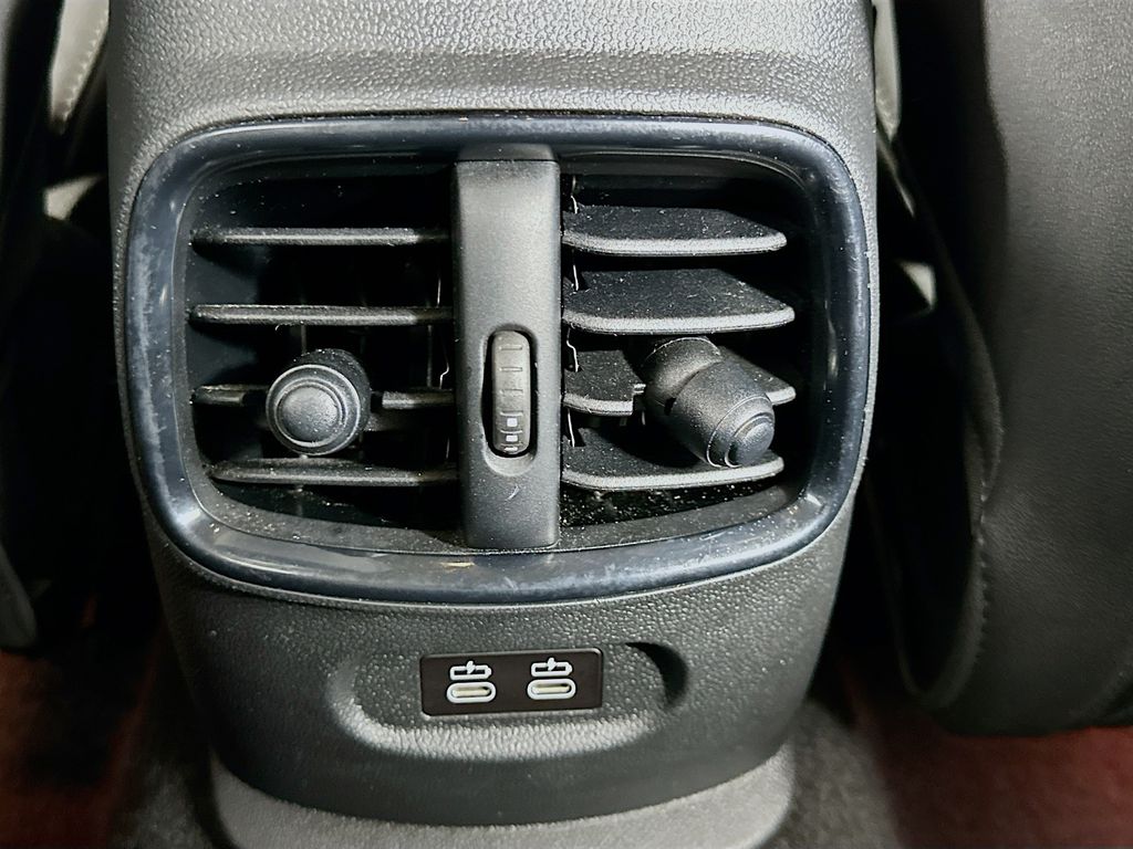 Vehicle image 25 of 32