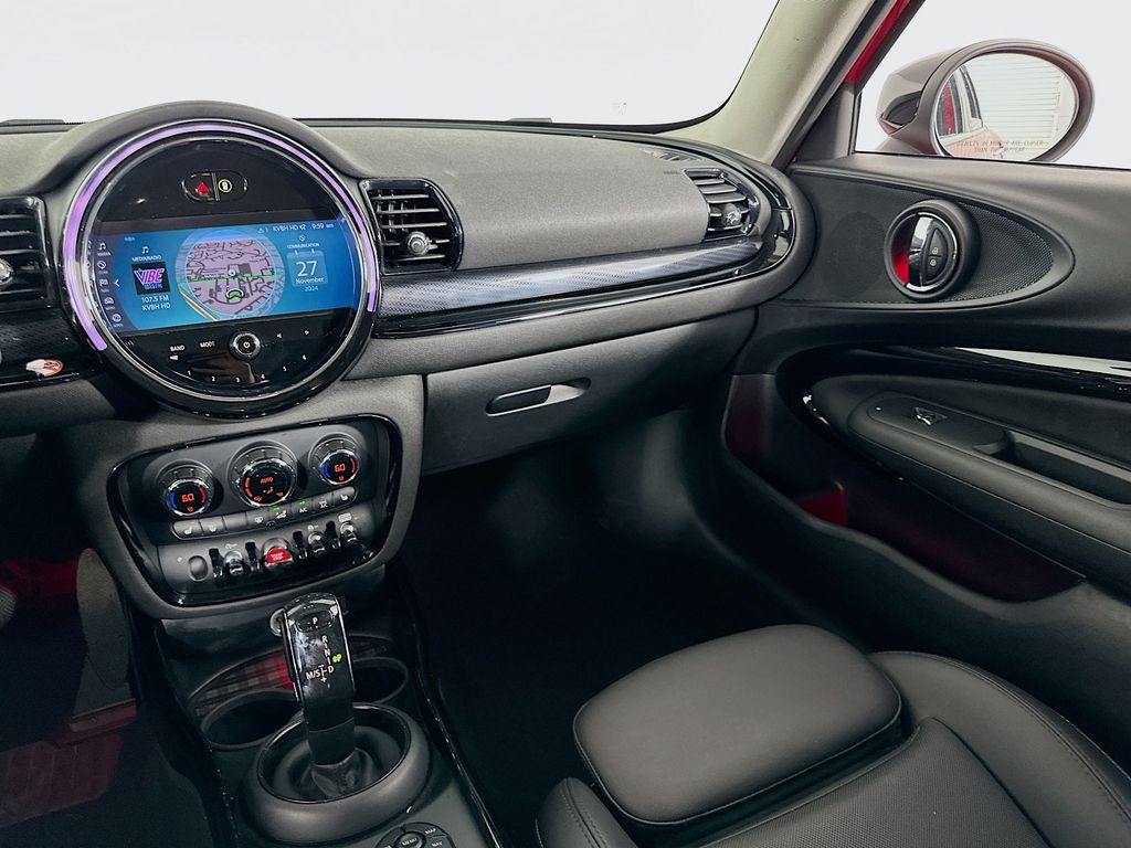 Vehicle image 23 of 32