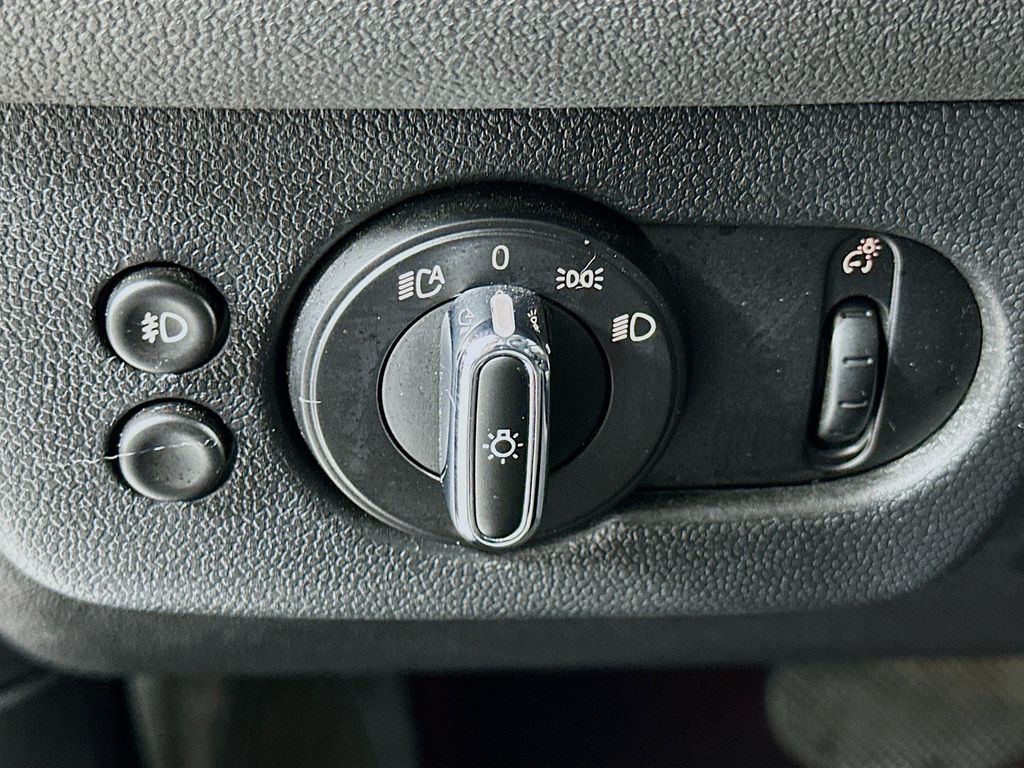 Vehicle image 10 of 32