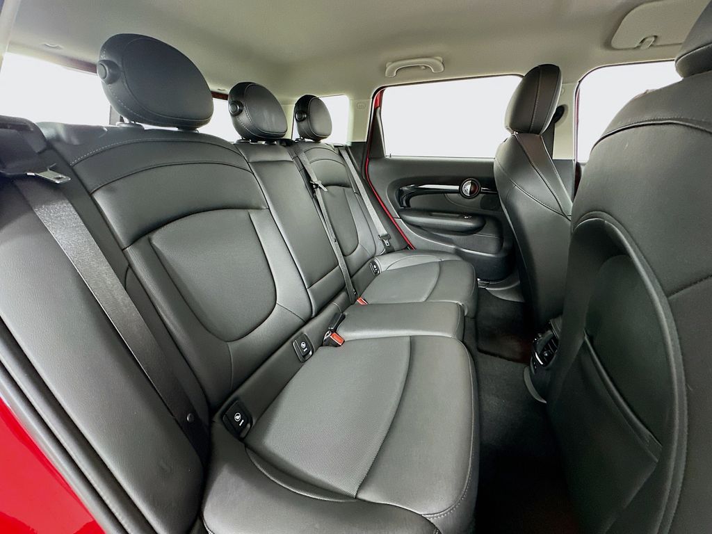Vehicle image 27 of 32