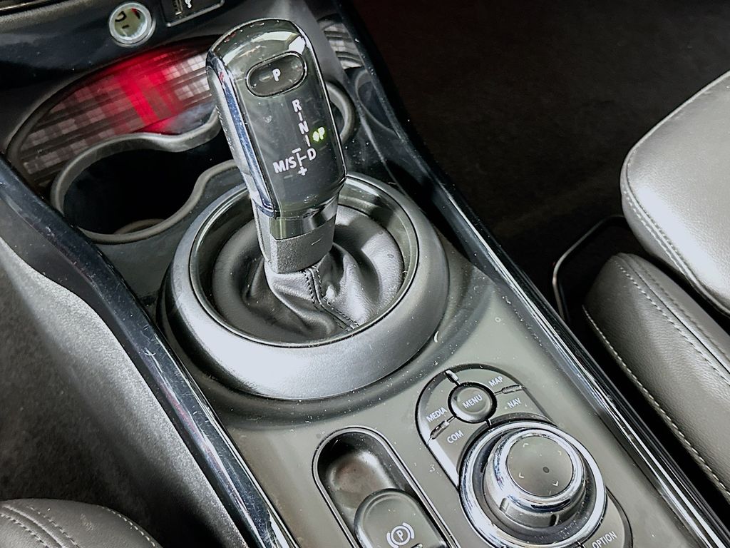 Vehicle image 17 of 32