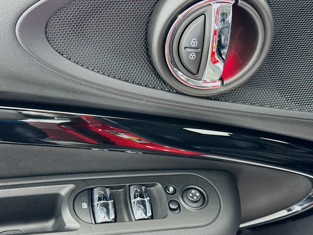 Vehicle image 18 of 32