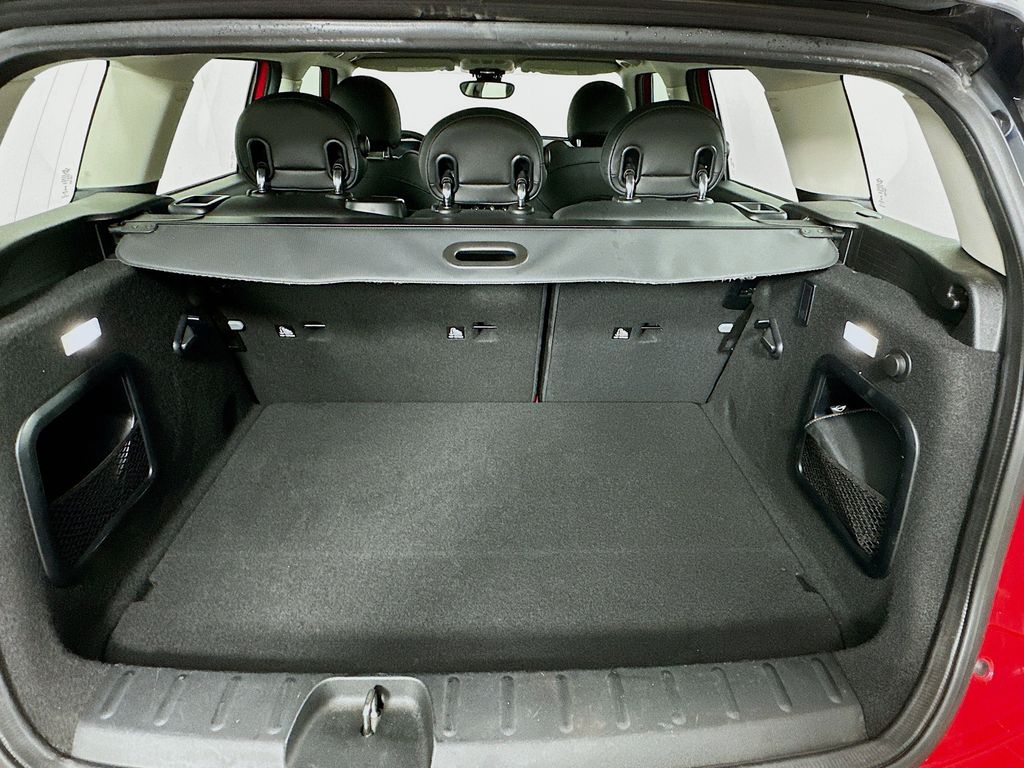 Vehicle image 26 of 32