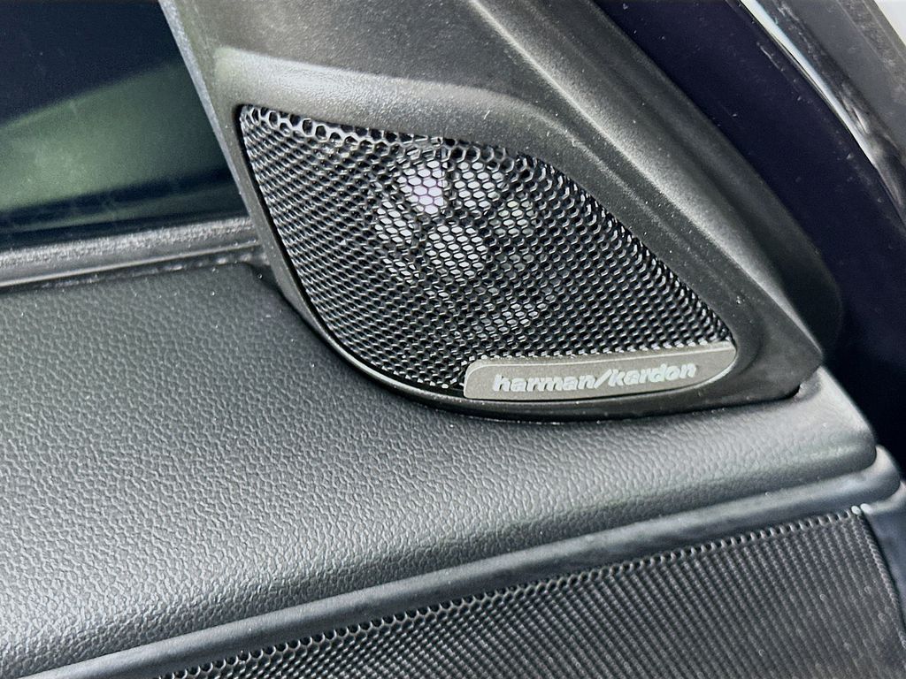 Vehicle image 31 of 33