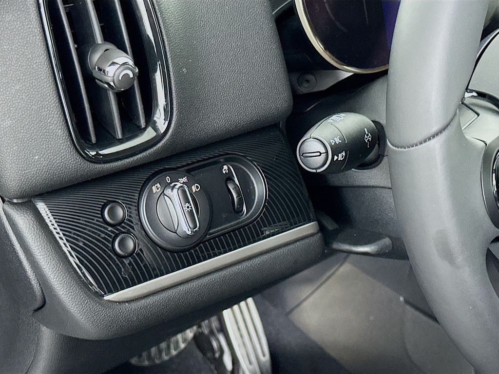 Vehicle image 23 of 33