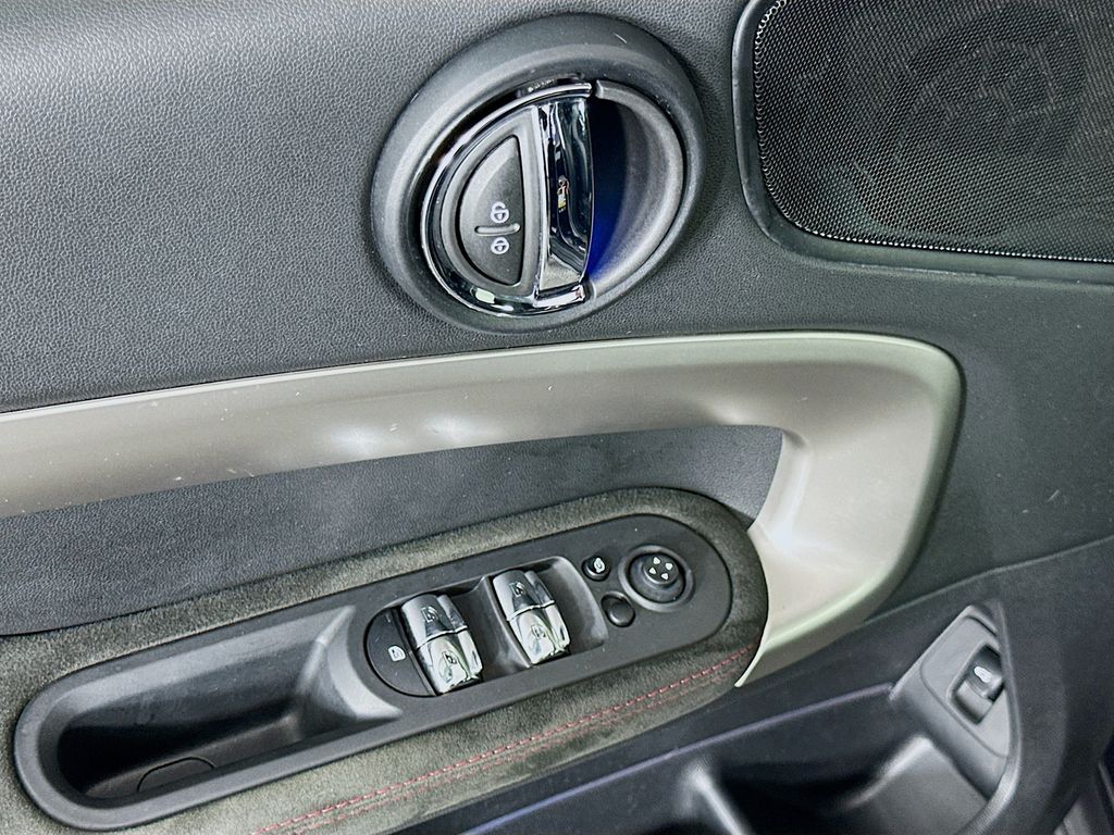 Vehicle image 24 of 33