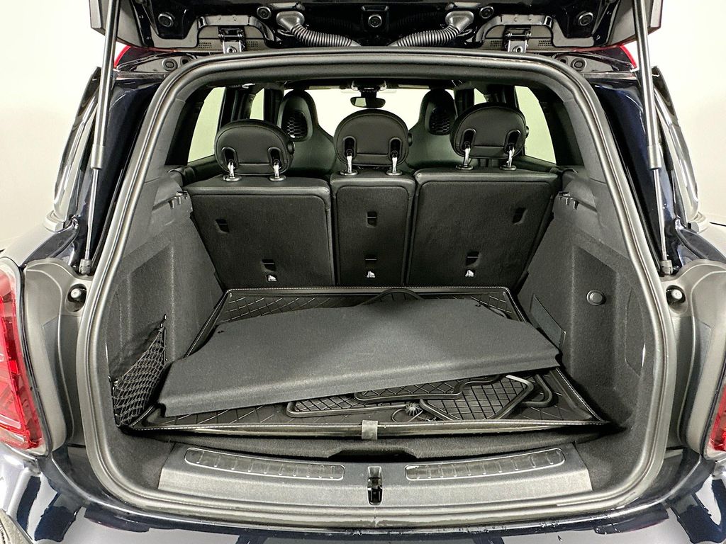Vehicle image 11 of 33