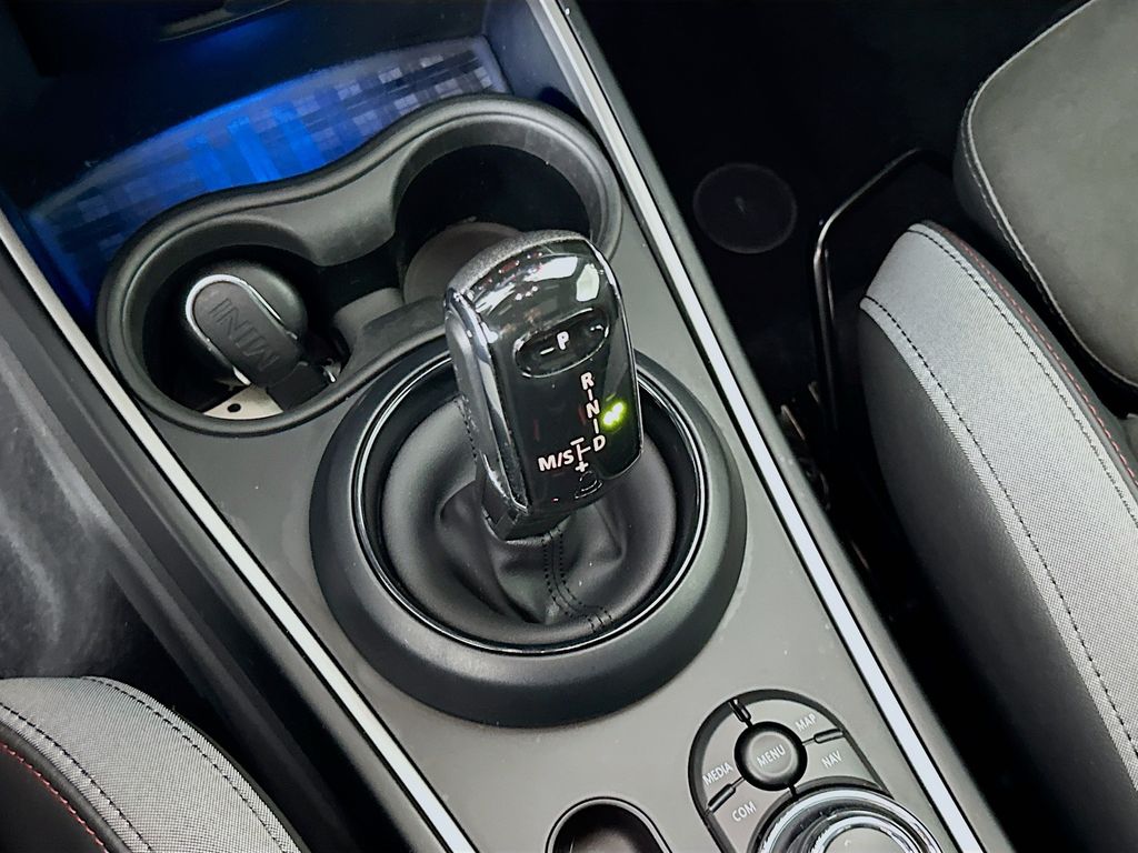 Vehicle image 22 of 33