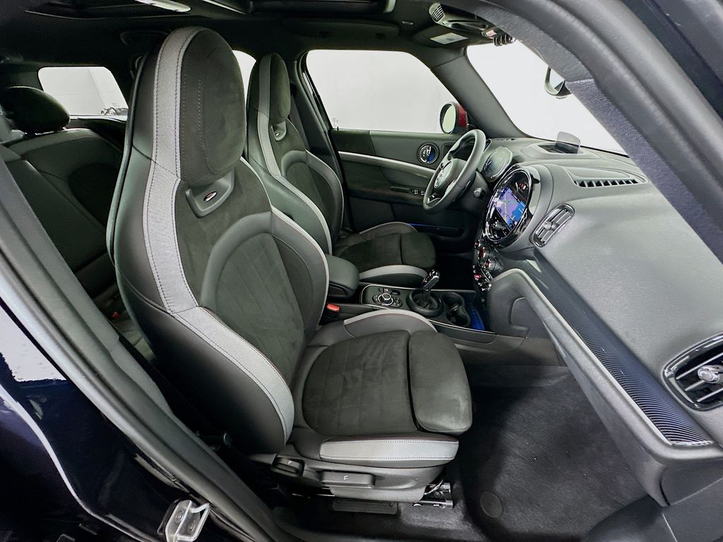 Vehicle image 14 of 33