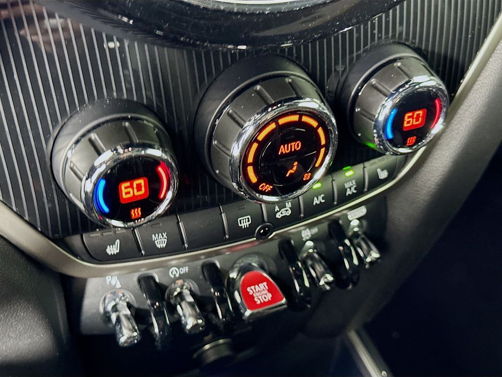 Vehicle image 27 of 33