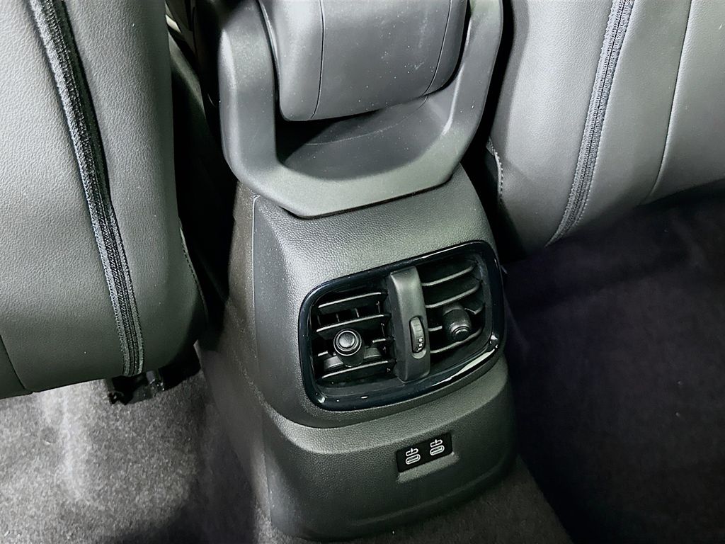 Vehicle image 26 of 33
