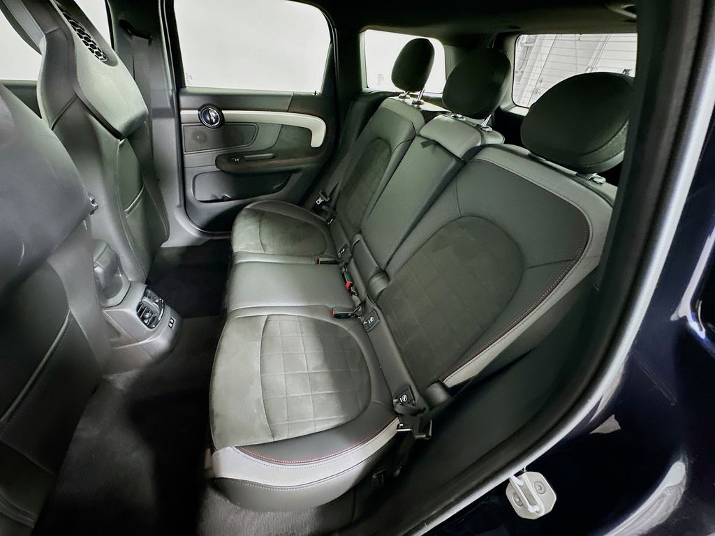 Vehicle image 13 of 33