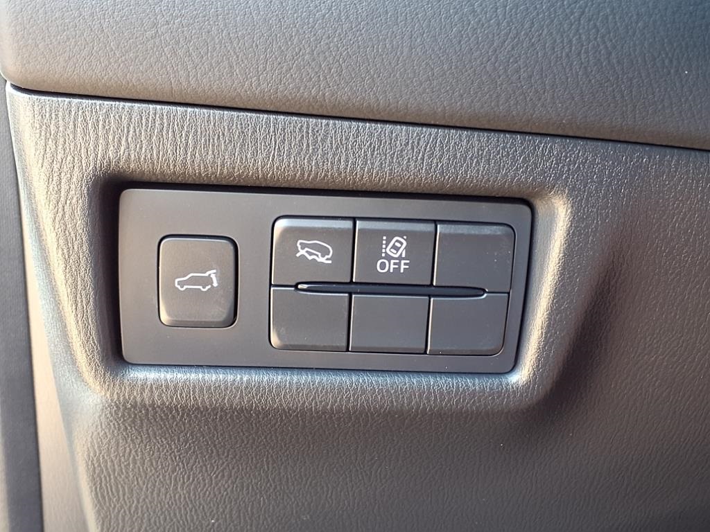 Vehicle image 33 of 38