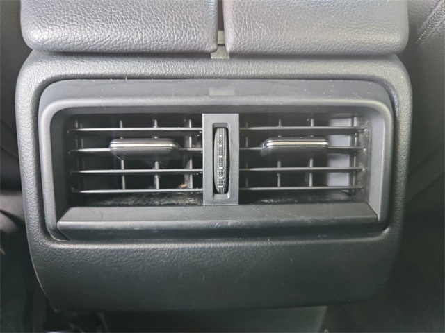 Vehicle image 27 of 33