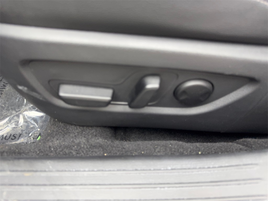 Vehicle image 82 of 90