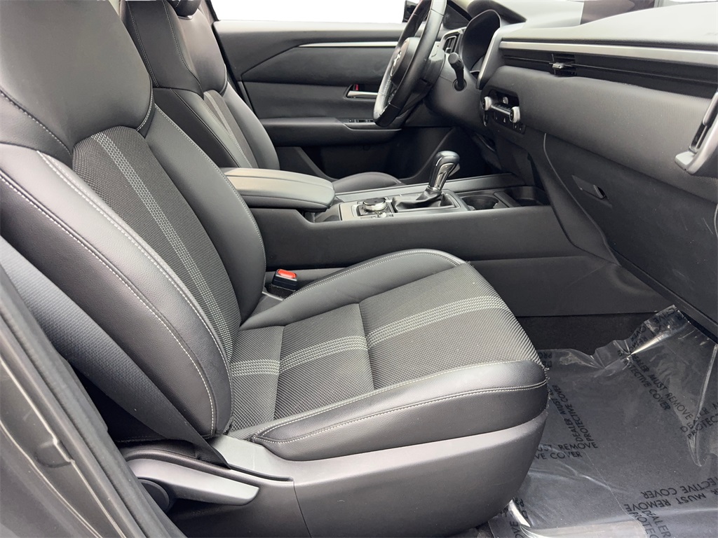 Vehicle image 32 of 90