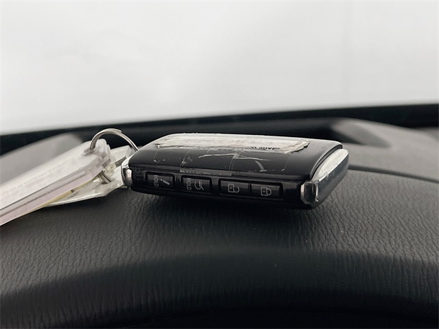 Vehicle image 33 of 42