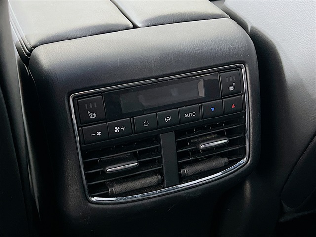 Vehicle image 32 of 42
