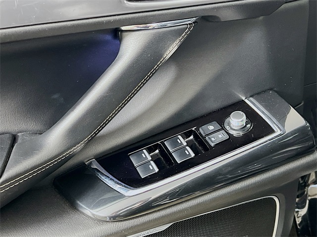 Vehicle image 40 of 42