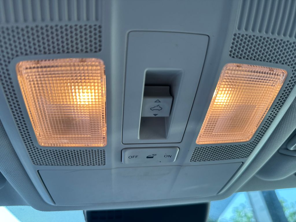 Vehicle image 28 of 34