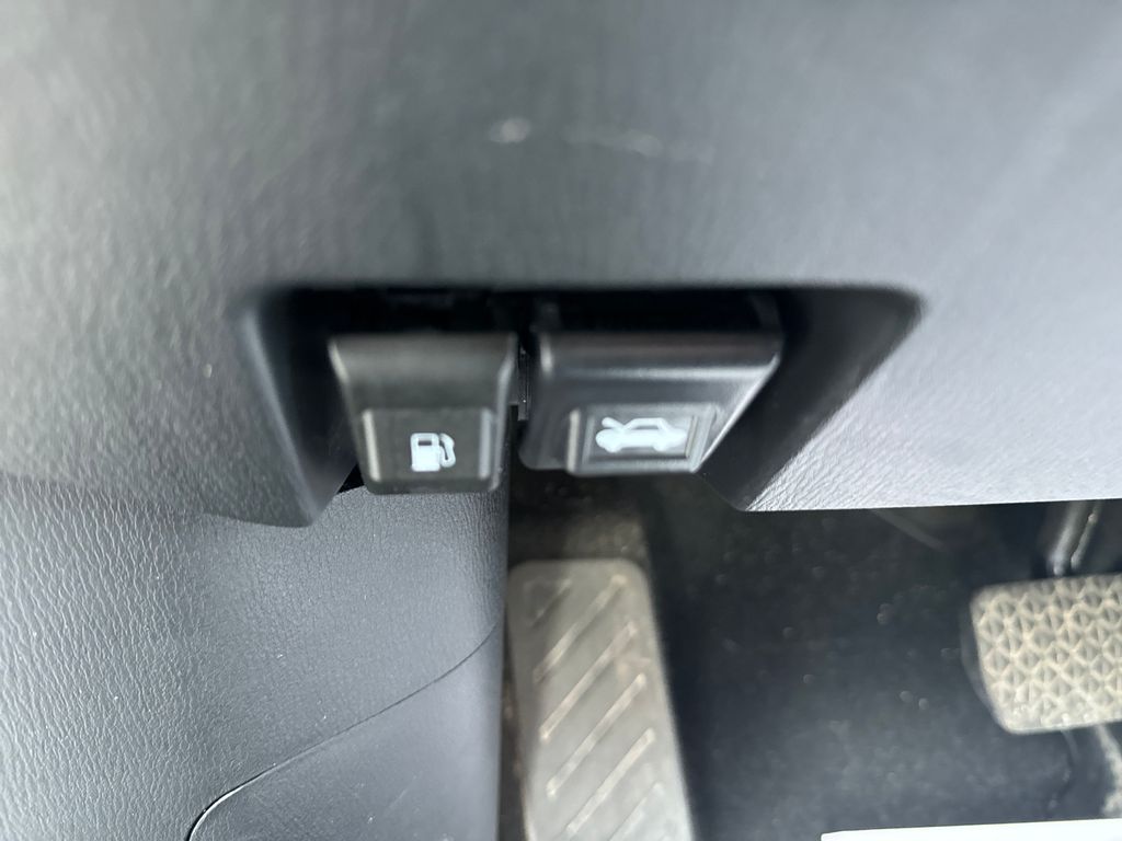 Vehicle image 25 of 34