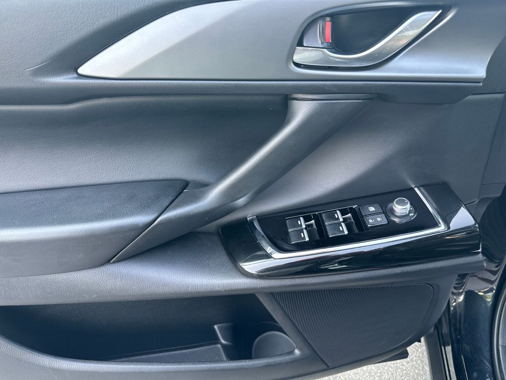 Vehicle image 19 of 34