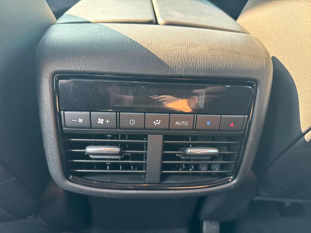 Vehicle image 22 of 34