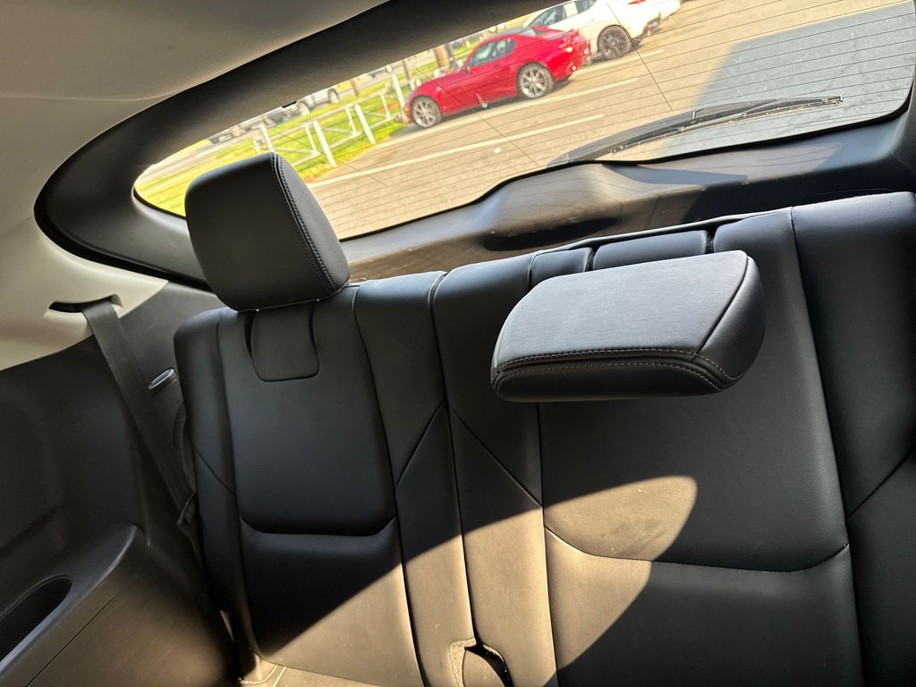 Vehicle image 13 of 34