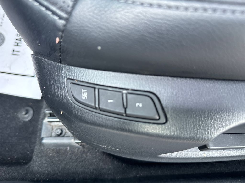 Vehicle image 31 of 34