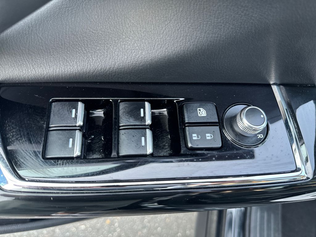 Vehicle image 24 of 34