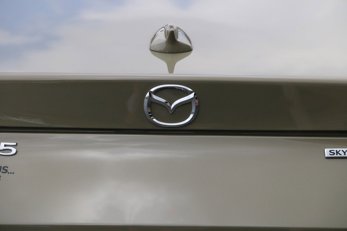 Vehicle image 9 of 27