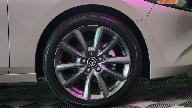 Vehicle image 11 of 24