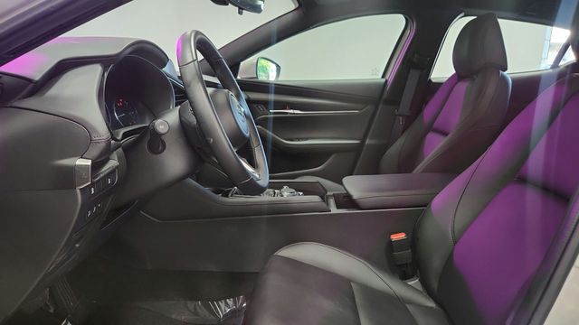 Vehicle image 16 of 24