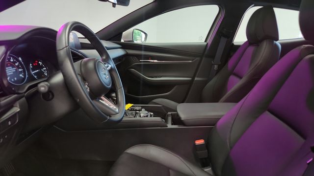 Vehicle image 18 of 24